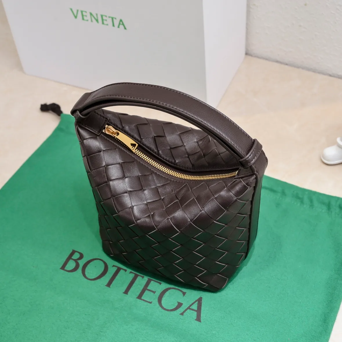 Batch 1280 It is predicted that BV Bottega's lunch bag will be popular again this year🔥. It is very soft and lightweight. It also uses the intrecciato weaving process that the two founders spent several months developing from the beginning of the brand. It is completely hand-woven by Italian craftsmen and perfectly reflects the craftsmanship of Bottega. The entire bag shape is also a very practical and popular lunch box bag shape. The slightly curved arc of the bag mouth can also better fit our wrists. Style number: 7748-1 Size: 17*13.5*5cm